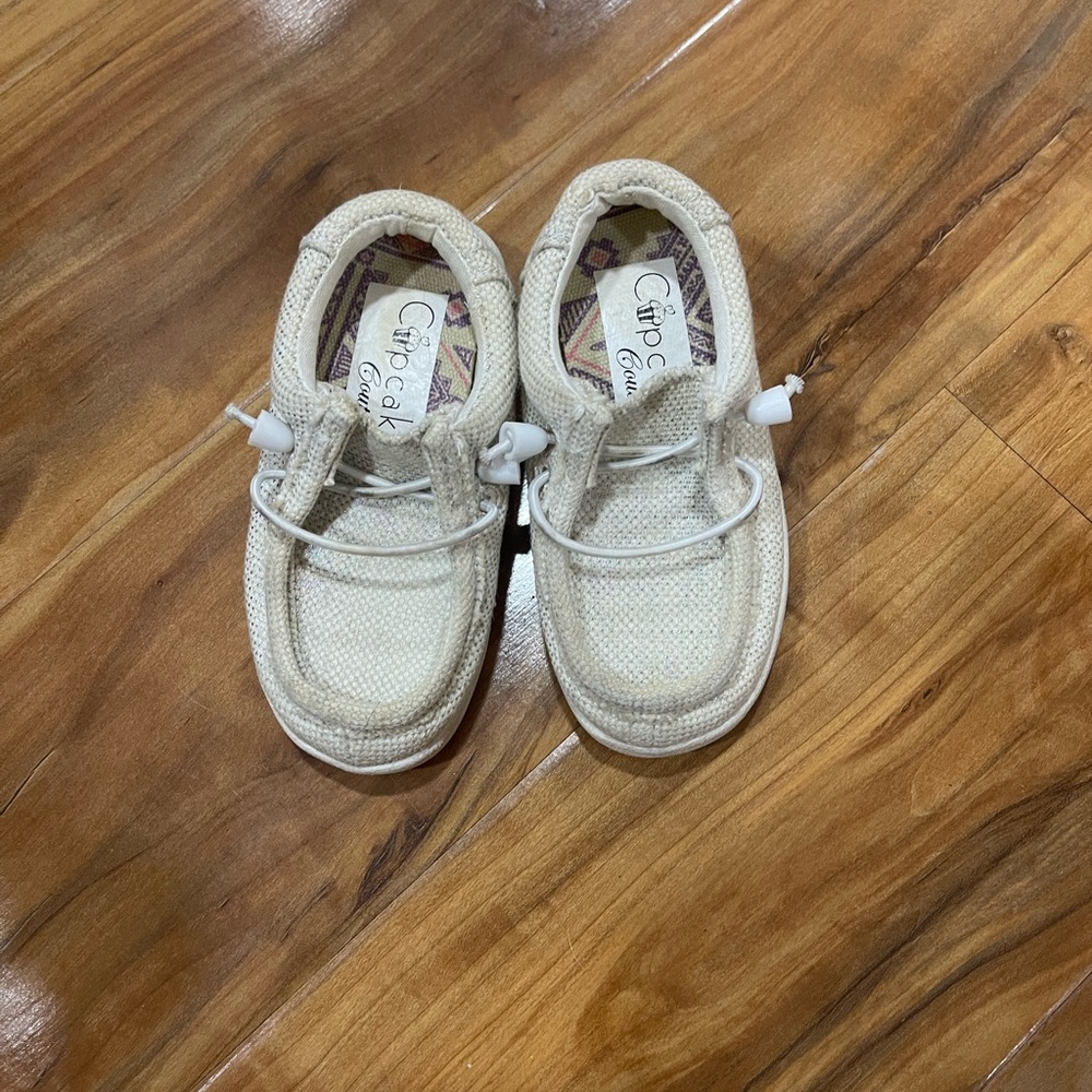 Chic Cream Moccasins with Plush Lining and Slip-On Design
